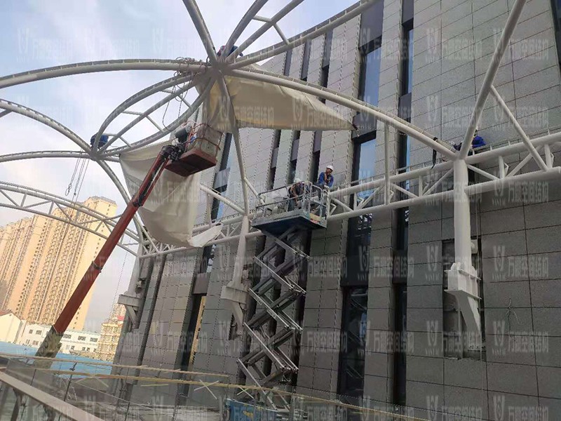 新泰卓越·财富广场膜结构项目进入膜布安装阶段