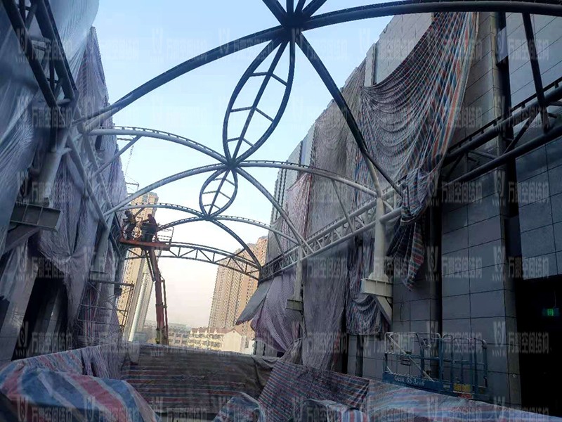 新泰卓越·财富广场异型钢结构项目