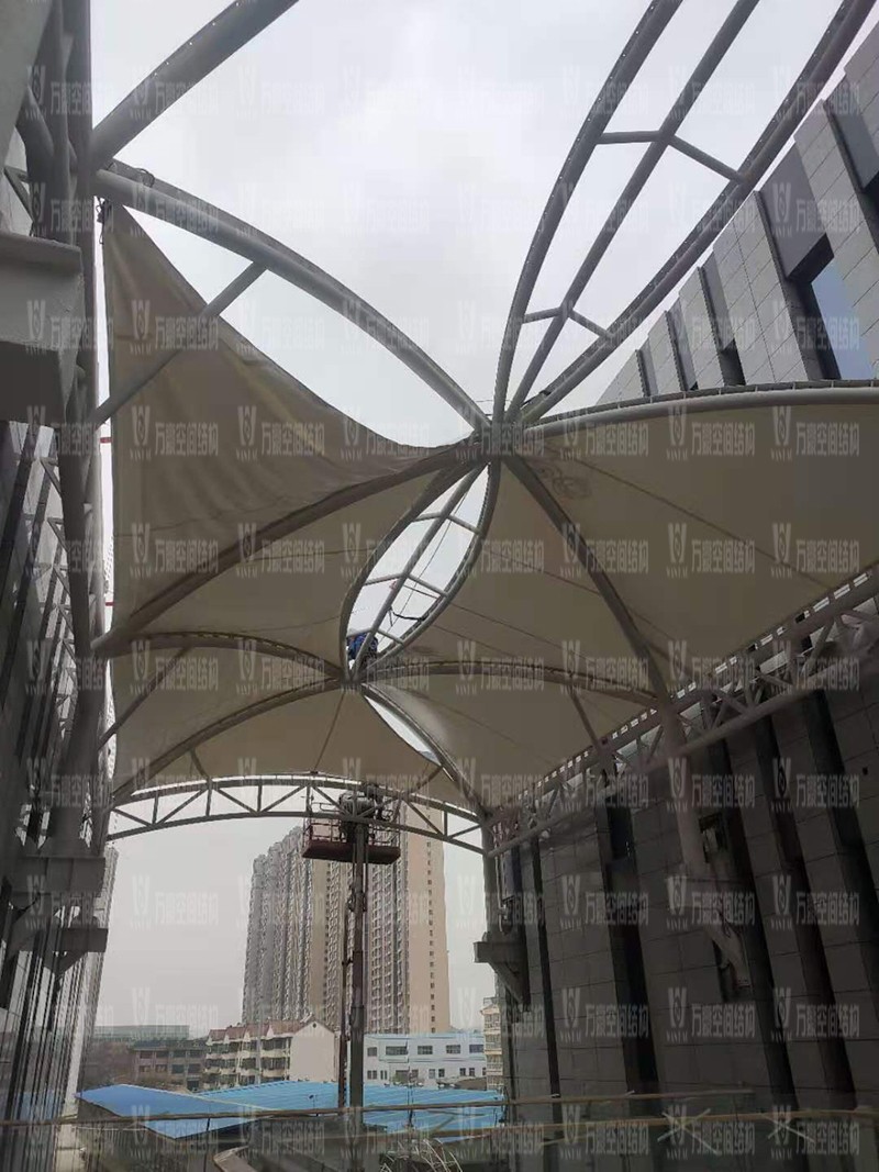 新泰卓越·财富广场膜结构项目竣工
