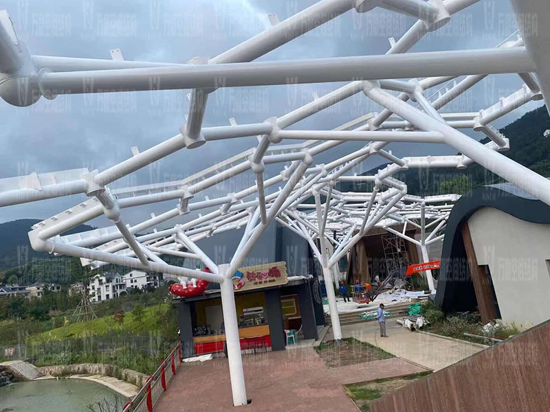 乐清铁定溜溜乐园商业街蜂窝状ETFE膜结构工程钢结构已全部完成