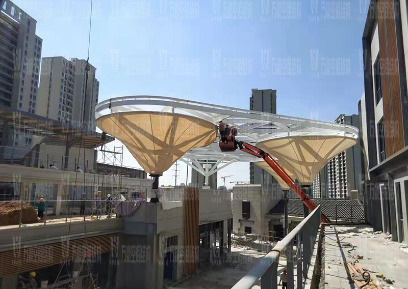 台州大板桥ETFE气枕天幕项目膜结构安装中