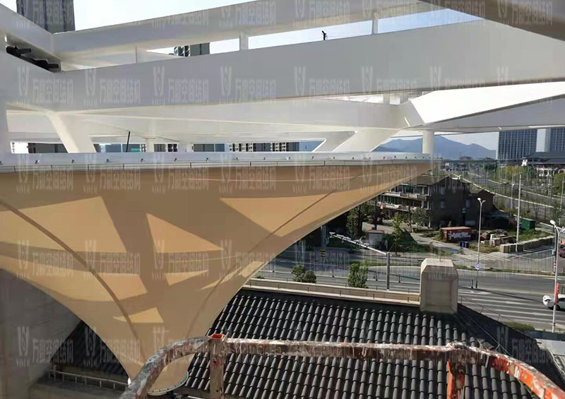 台州大板桥ETFE气枕天幕项目膜结构安装中