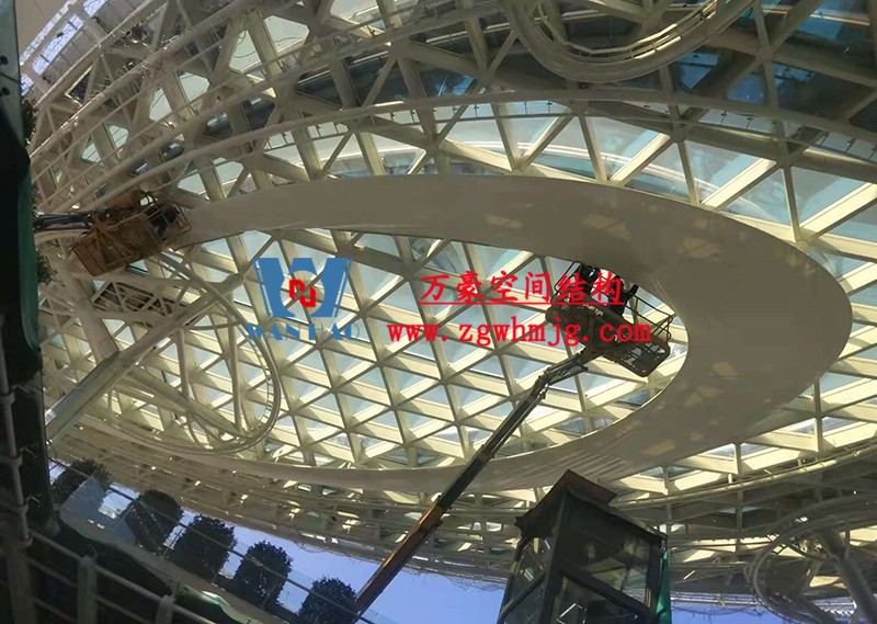 沪通铁路张家港站地方配套工程站前西侧旅客集散区蝴蝶造型天幕工程膜结构安装中