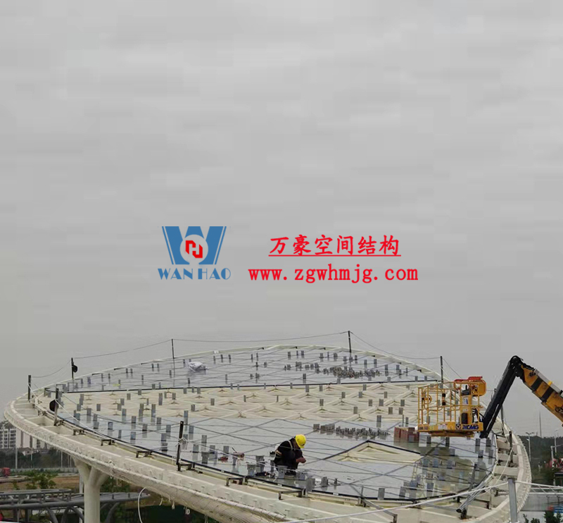 沪通铁路张家港站地方配套工程站前西侧旅客集散区蝴蝶造型天幕工程膜结构安装中