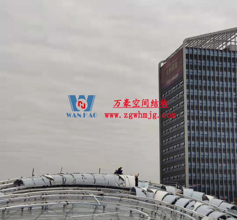 沪通铁路张家港站地方配套工程站前西侧旅客集散区蝴蝶造型天幕工程膜结构安装中