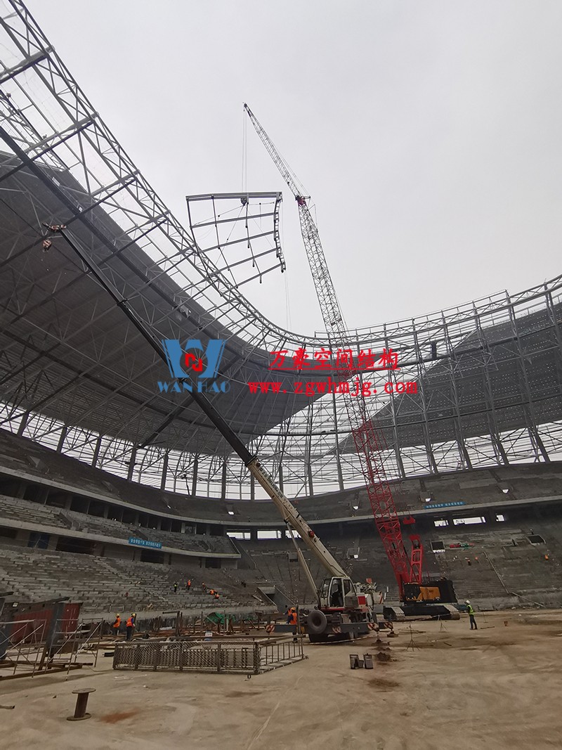 重庆龙兴足球场ETFE屋面膜结构工程屋面钢结构完成，膜结构安装中