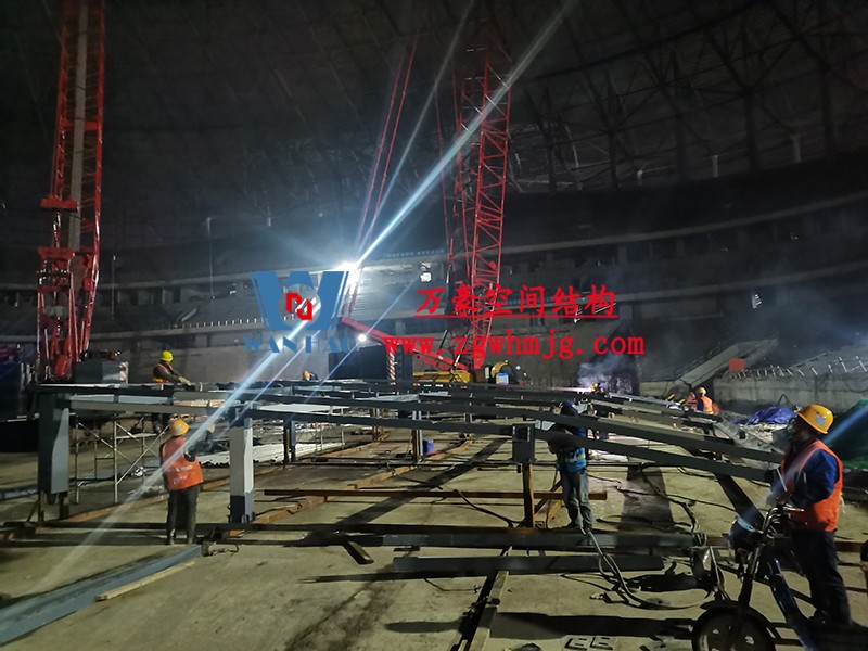 重庆龙兴足球场ETFE屋面膜结构工程屋面钢结构完成，膜结构安装中