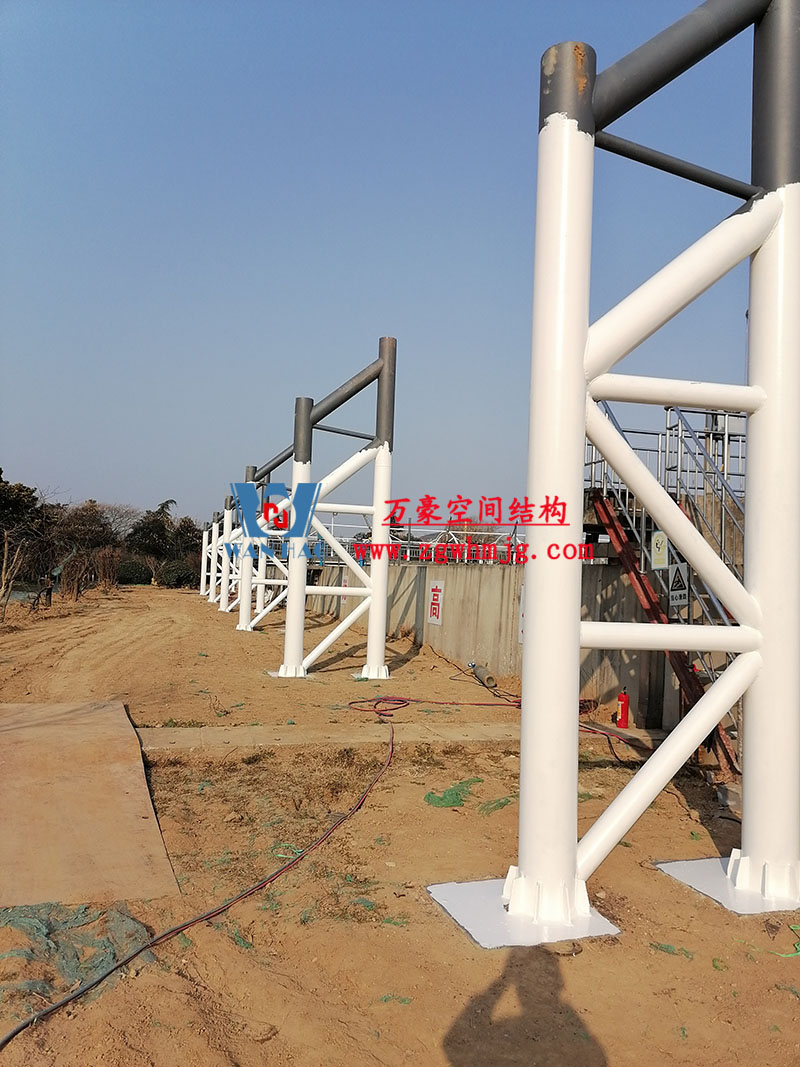 亳州市污水处理厂一期氧化沟密封升级改造工程南区氧化沟立柱已安装完毕