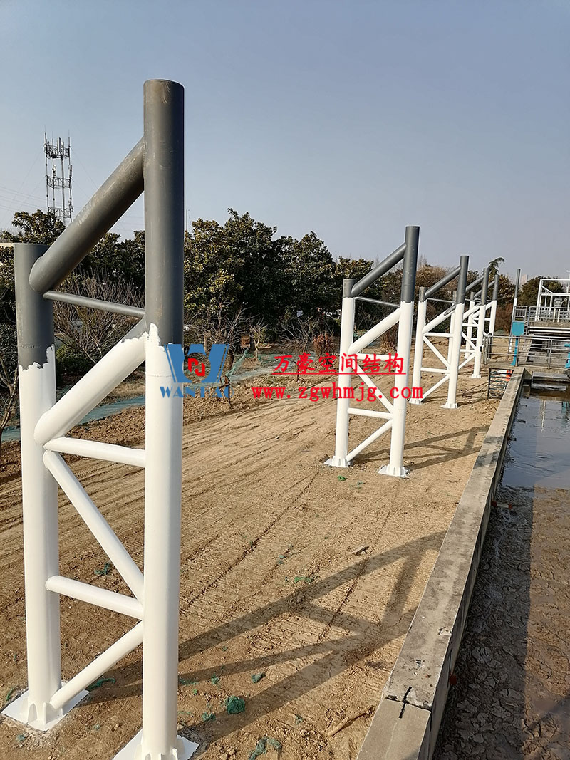 亳州市污水处理厂一期氧化沟密封升级改造工程南区氧化沟立柱已安装完毕