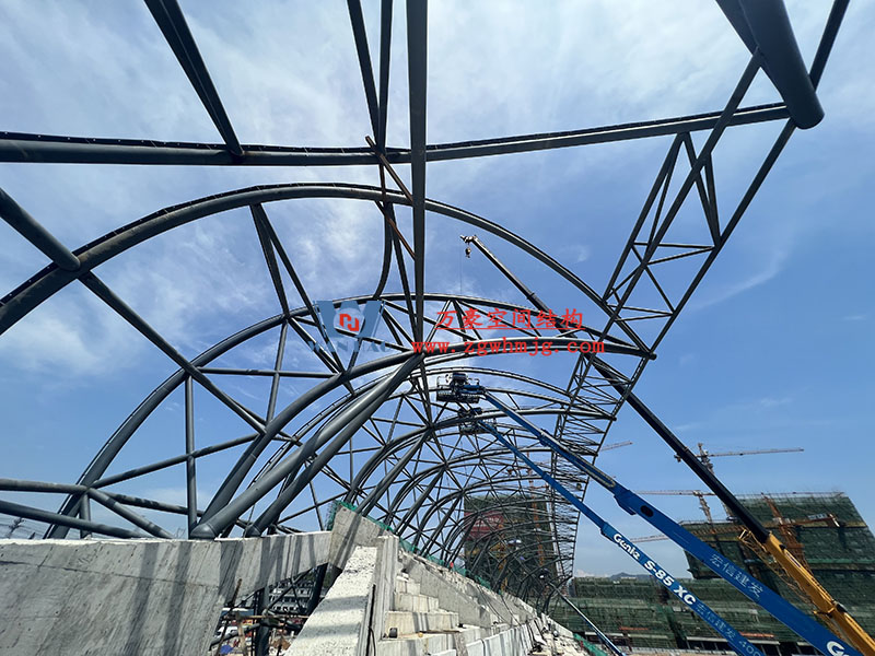 龙泉市体育场钢膜结构工程钢结构接近尾声