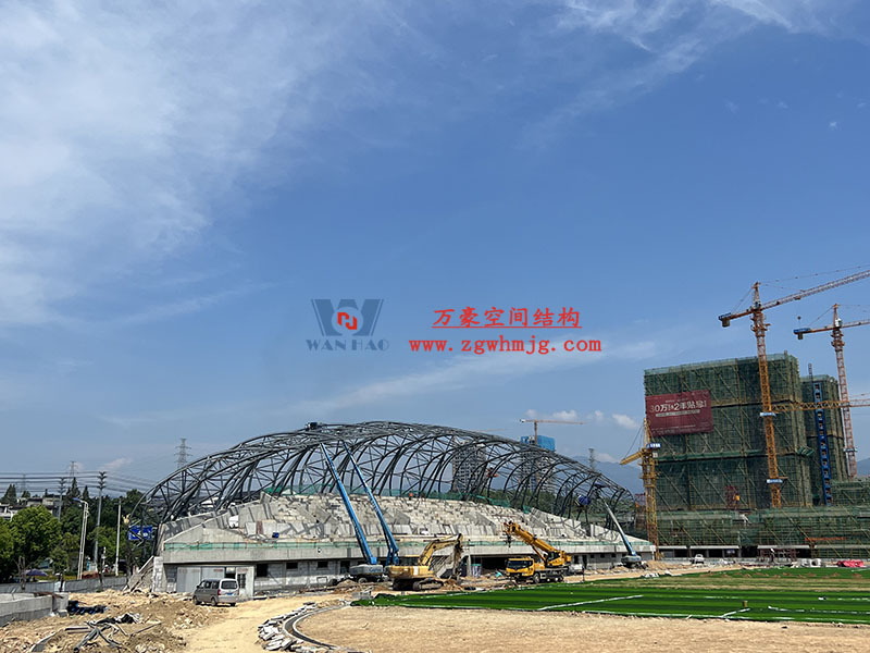 龙泉市体育场钢膜结构工程钢结构接近尾声