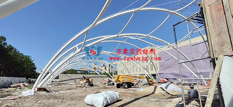 宁波诺丁汉大学室外运动场地改扩建项目膜结构工程钢结构已完成