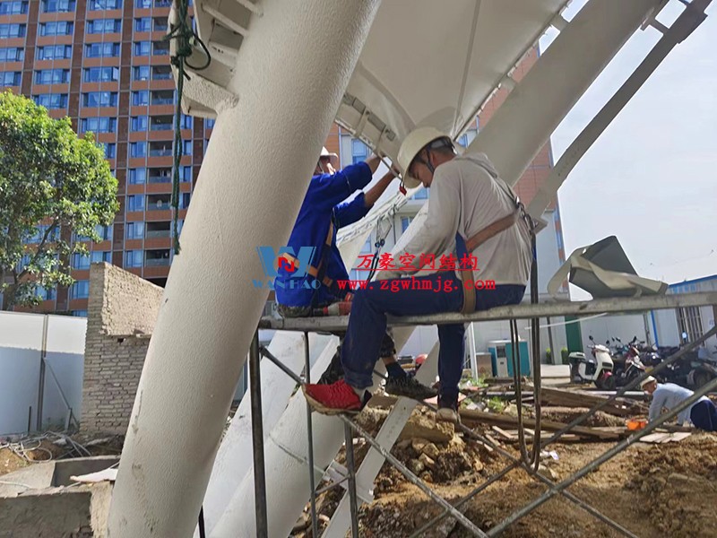 宁波诺丁汉大学室外运动场地改扩建项目膜结构工程膜结构安装中