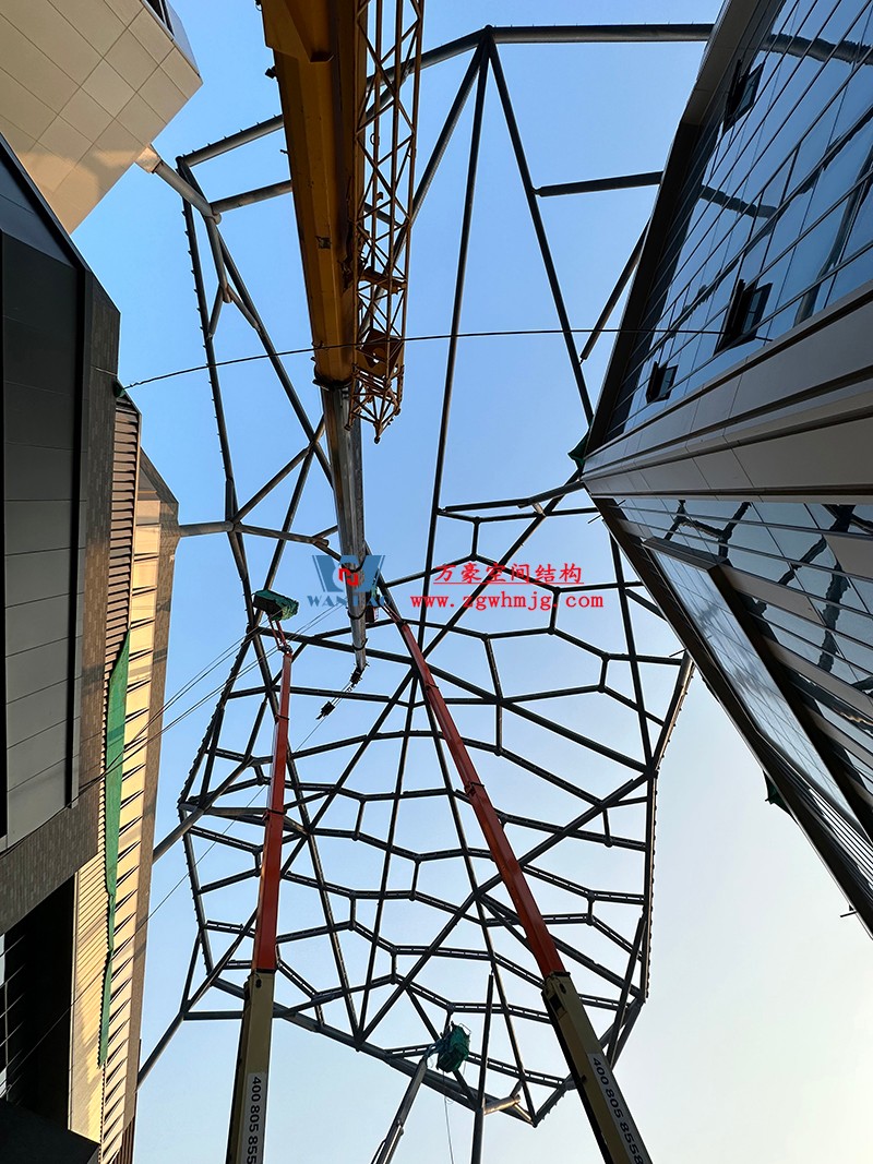 合肥文一塘溪津门天幕钢结构及ETFE气枕膜工程钢结构吊装中