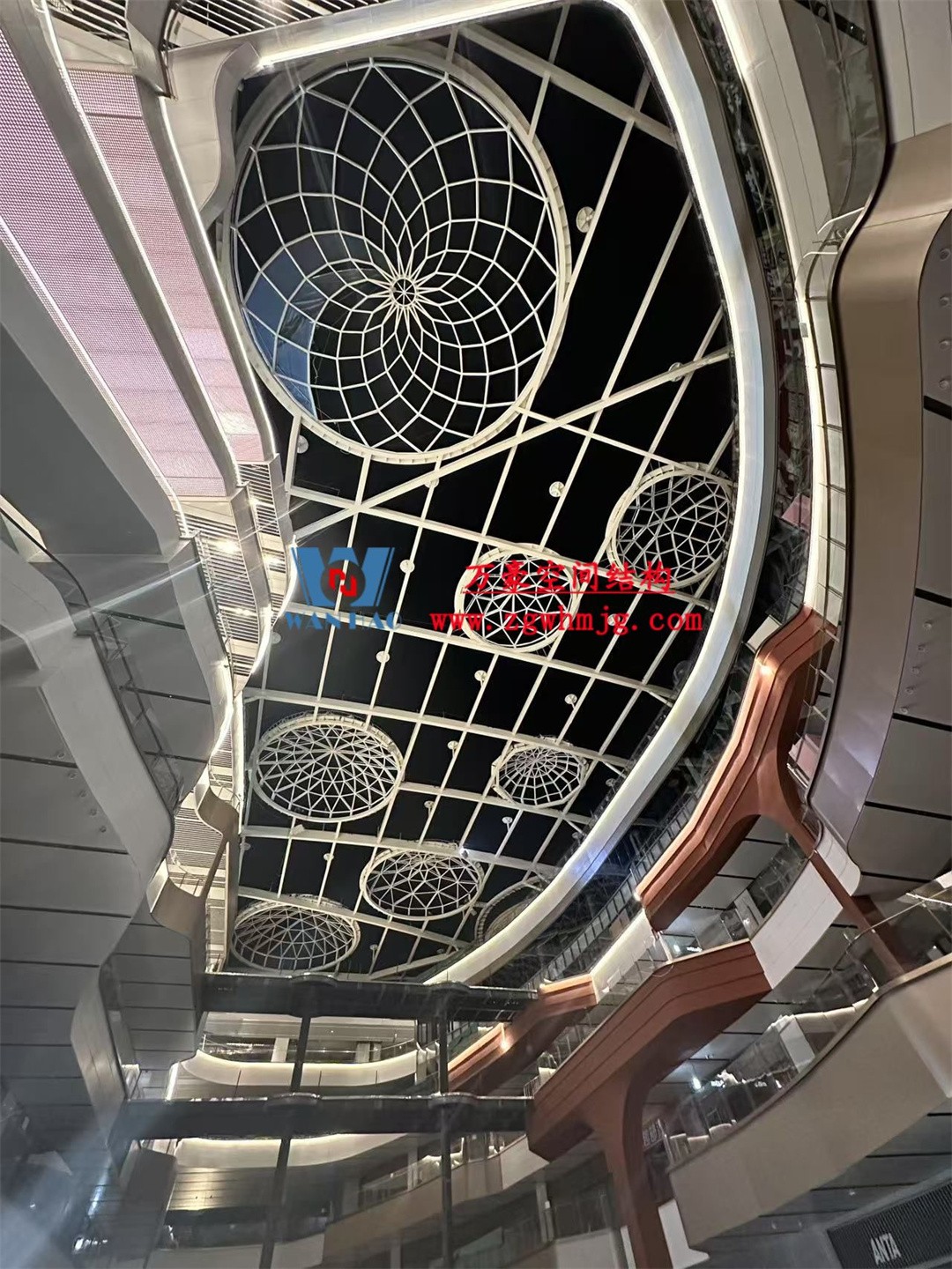 广州从化凤凰新天地商业街天幕项目：ETFE PTFE膜结构打造城市灵动