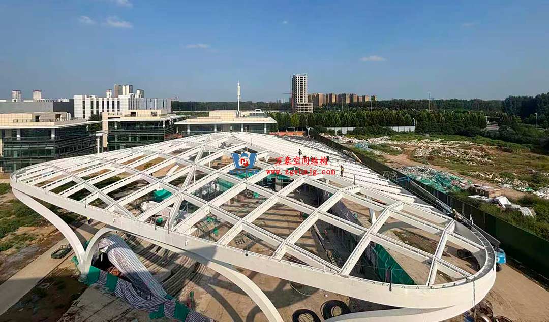 山东高端化工研究院下沉广场天幕施工迈入关键阶段