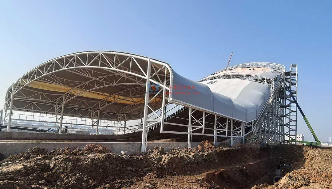 比亚迪赛车场惊现“风之翼”！又一座PTFE膜结构干拔沙坡顶棚拔地而起