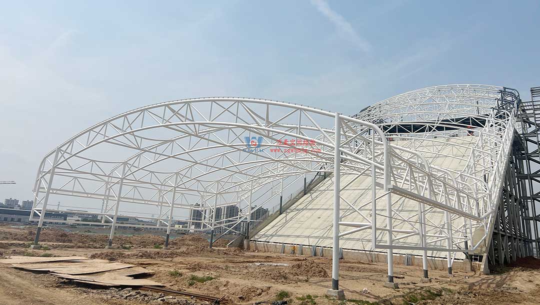 比亚迪赛车场惊现“风之翼”！又一座PTFE膜结构干拔沙坡顶棚拔地而起