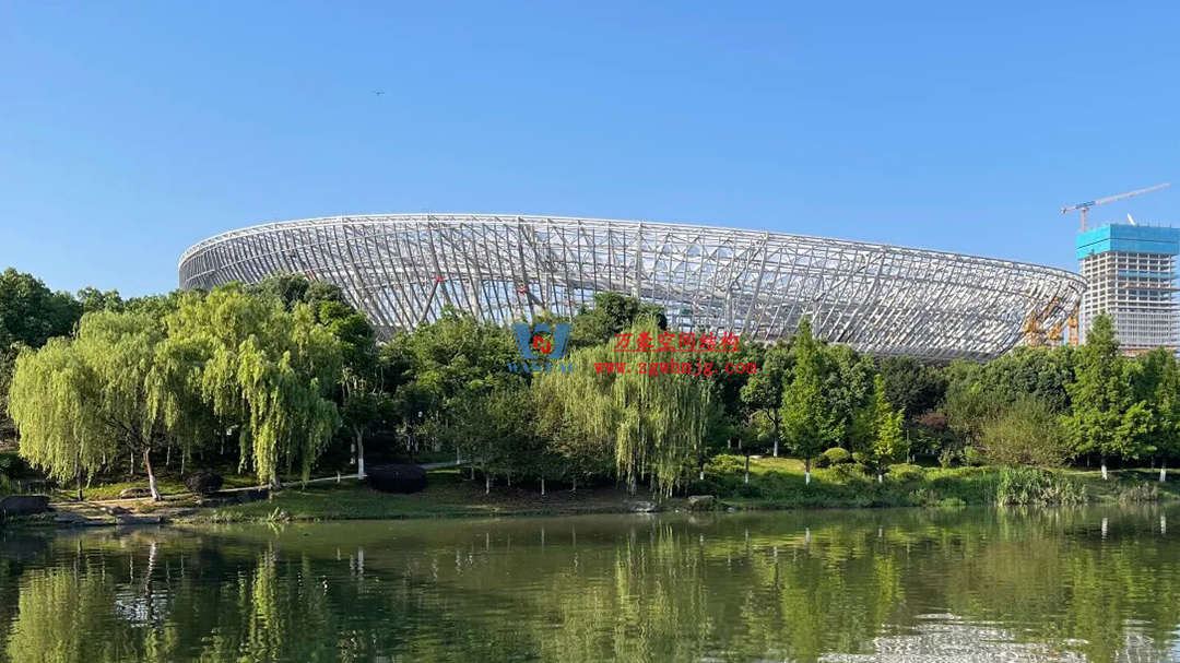 硬核施工提速！余杭国际体育中心足球场“钢铁骨架”成型，静待天幕绽放