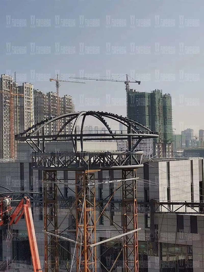 新泰卓越·财富广场膜结构项目吊装接近尾声