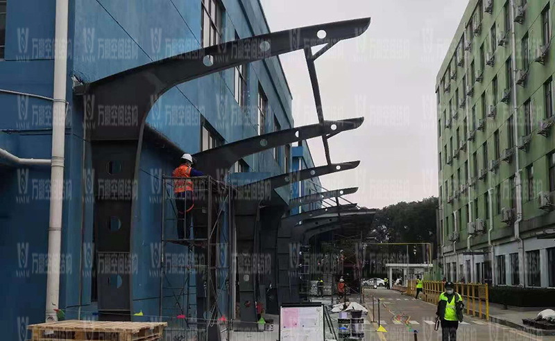 盖尔太平洋特种纺织品公司膜结构雨棚工程钢结构施工中