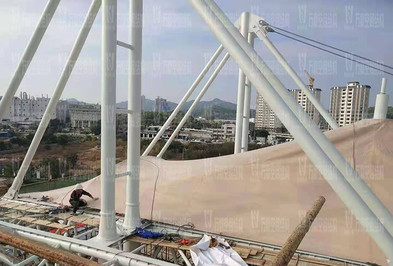 汕尾市体育中心（一期）工程田径场膜结构项目进入膜布安装阶段