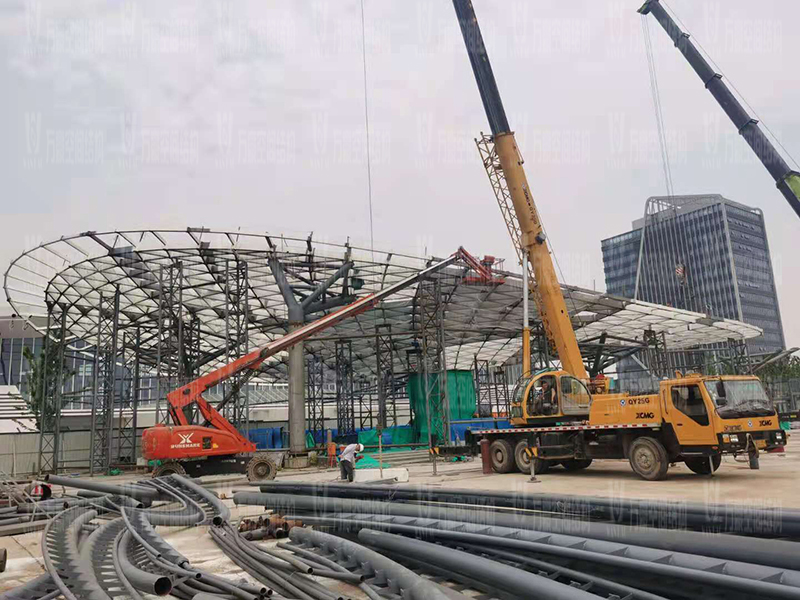 沪通铁路张家港站地方配套工程站前西侧旅客集散区蝴蝶造型天幕工程左大翅膀吊装完成