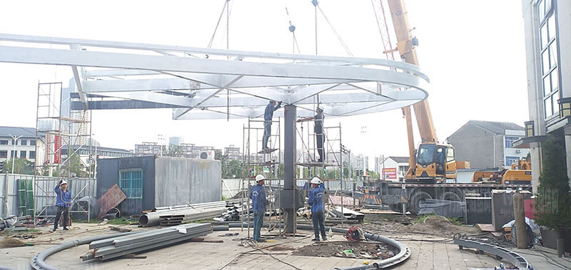 台州大板桥ETFE气枕天幕项目钢结构开始吊装