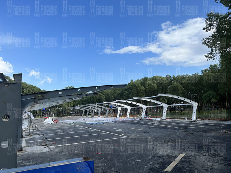 宁波大学北大门停车场遮阳棚改造提升工程进入膜结构安装阶段