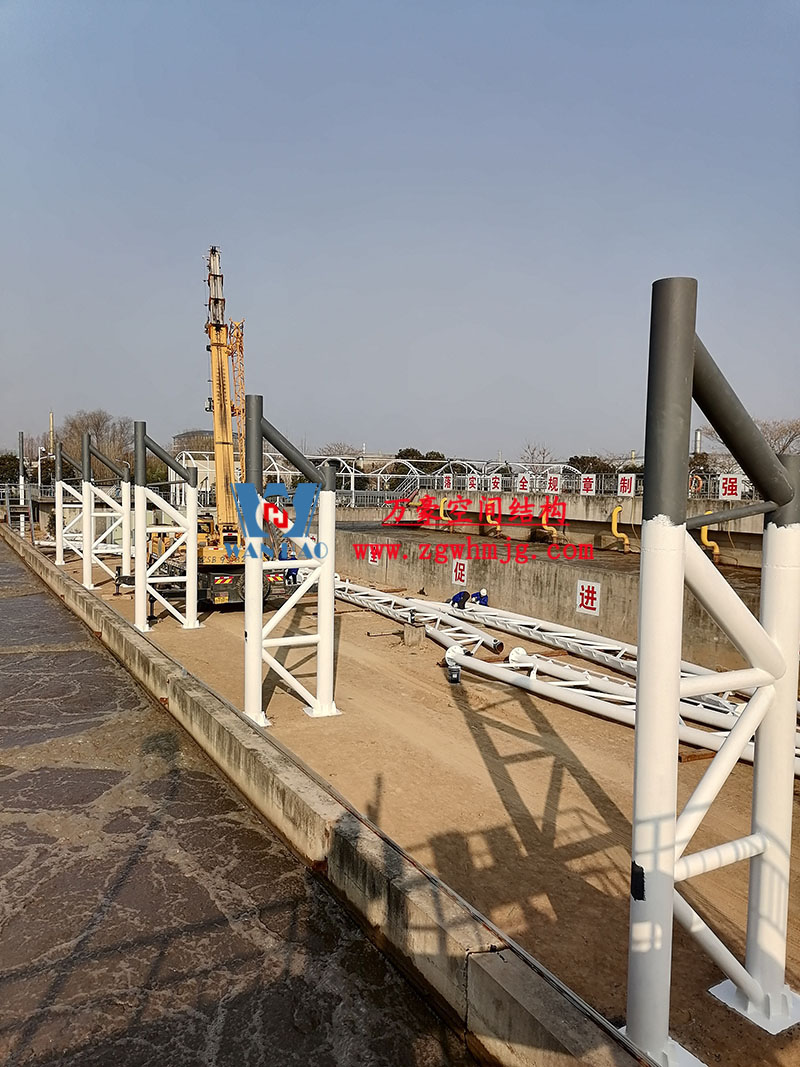 亳州市污水处理厂一期氧化沟密封升级改造工程南区氧化沟立柱已安装完毕