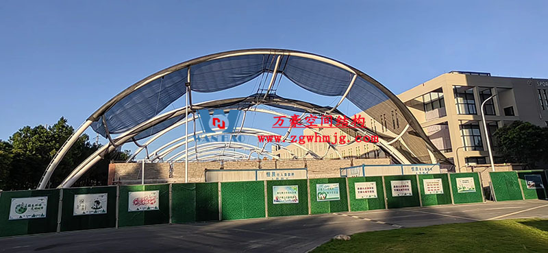 宁波诺丁汉大学室外运动场地改扩建项目膜结构工程钢结构已完成