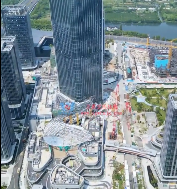 复杂空间钢结构安装现场