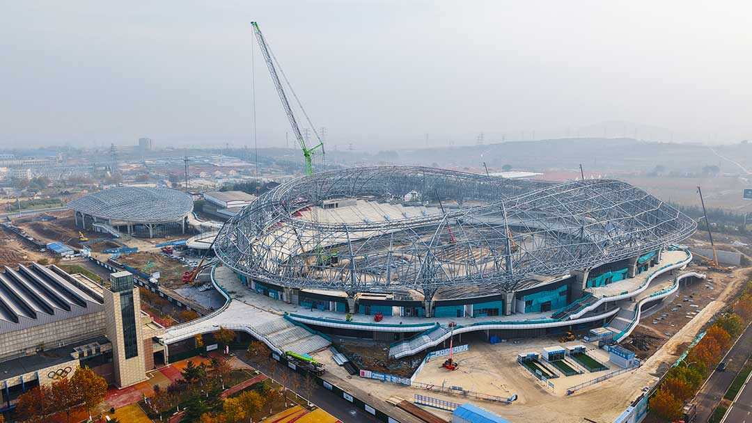 山东蓬莱体育场二次钢构首吊成功：工程建设新里程碑
